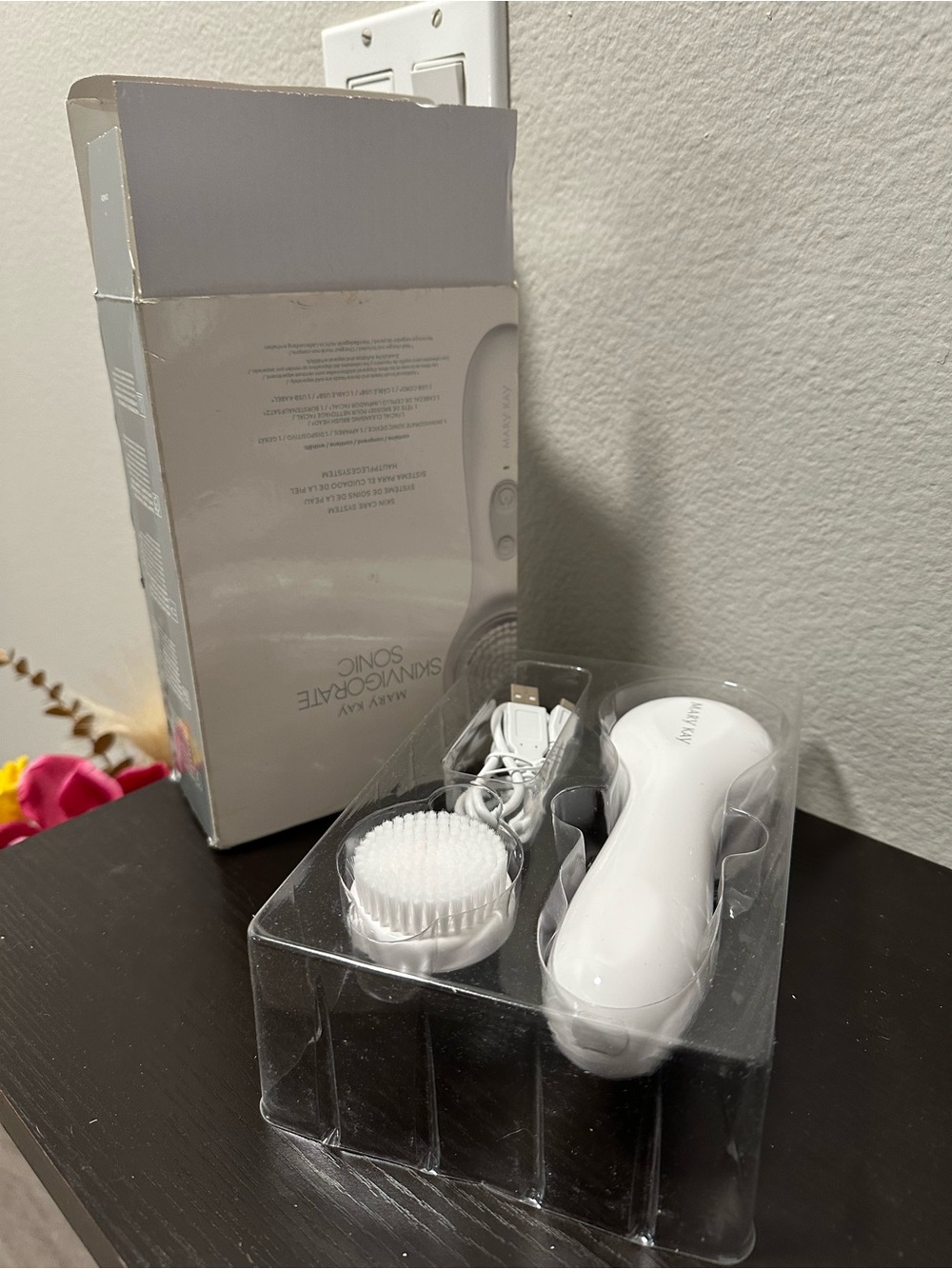 Mary Kay White Sonic Facial Cleansing Brush with USB Cable
